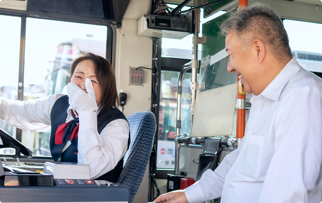 バスの運転手が談笑している写真