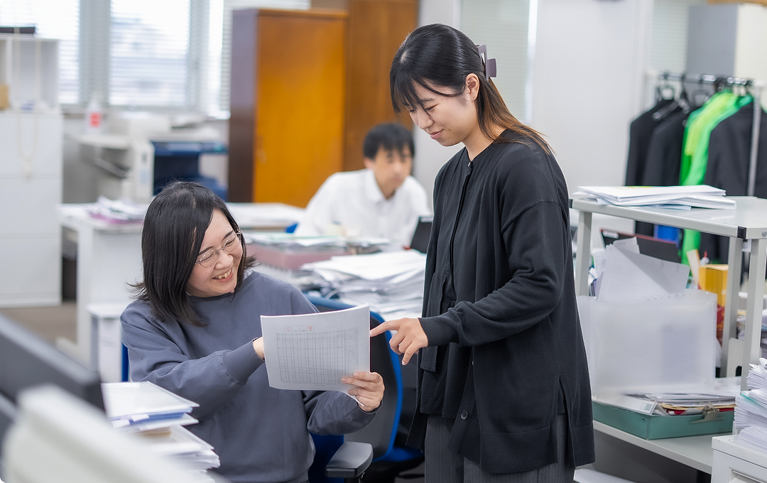 男性が2人で話している写真
