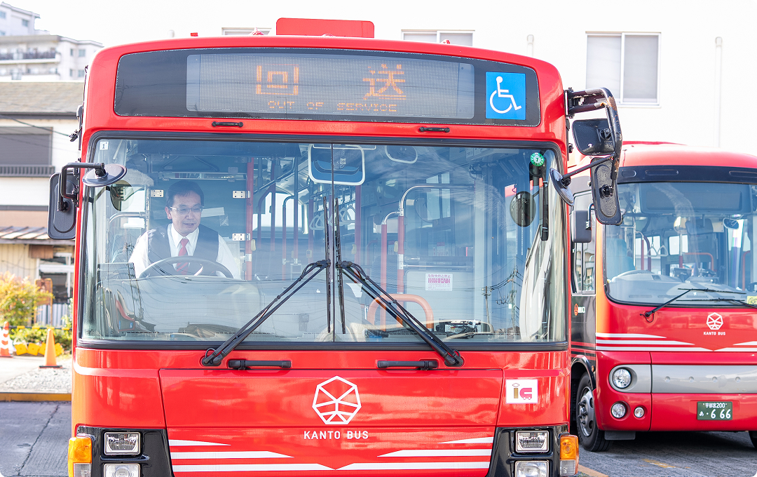 バスが回送で駐車している写真