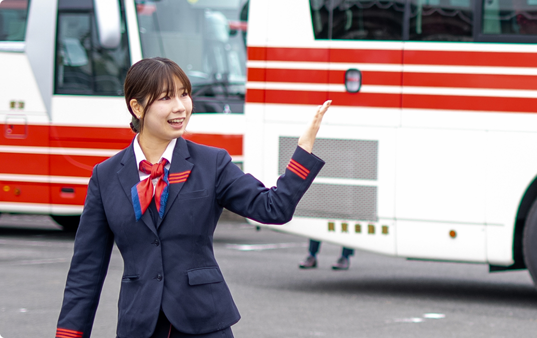 女性が案内をしている写真