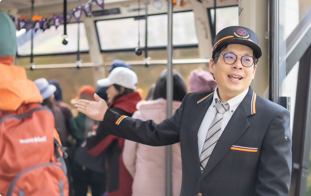 男性が案内をしている写真