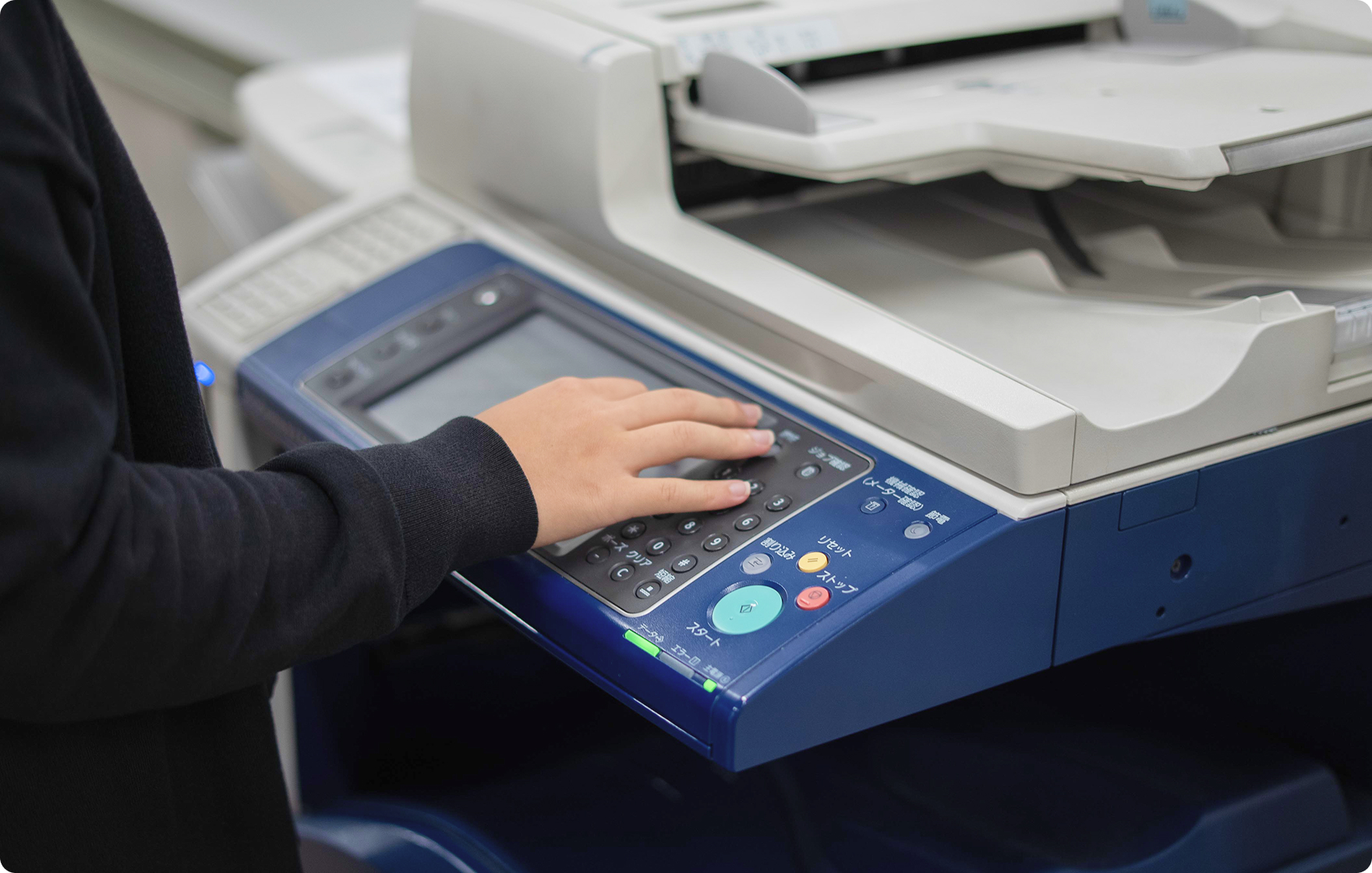 事務員が働く様子