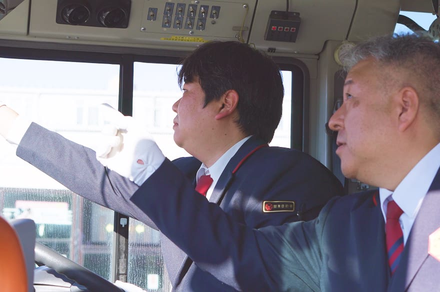 運転士と乗務訓練をする研修生